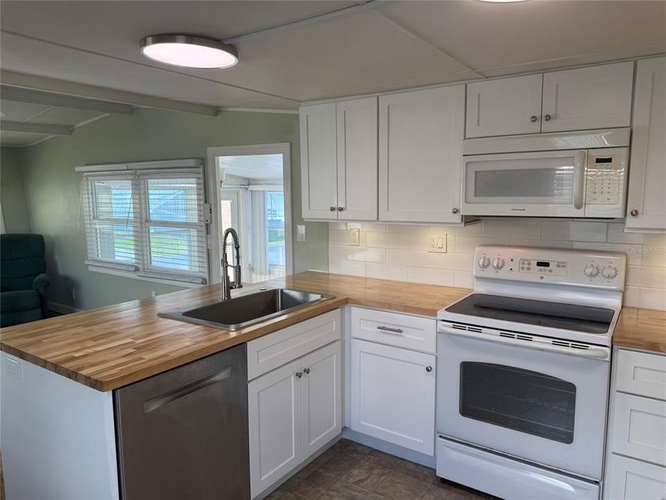 Под контрактом: $99,900 (1 спален, 1 ванн, 551 Квадратных фут)