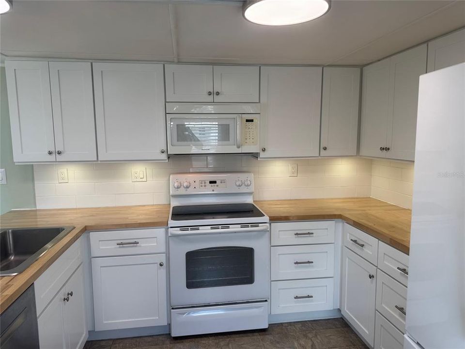 Под контрактом: $99,900 (1 спален, 1 ванн, 551 Квадратных фут)