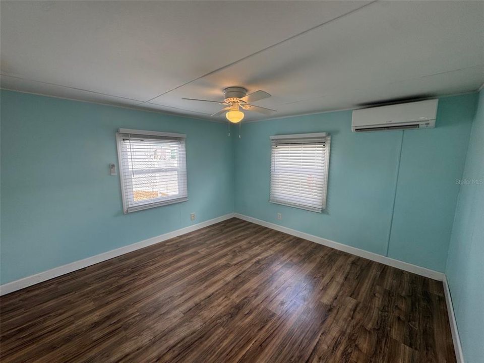 Под контрактом: $99,900 (1 спален, 1 ванн, 551 Квадратных фут)