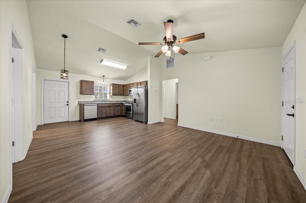 待售: $465,000 (6 贝兹, 0 浴室, 1995 平方英尺)