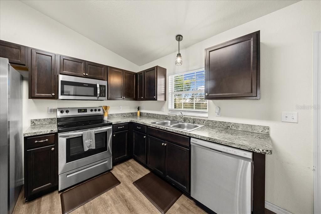 待售: $465,000 (6 贝兹, 0 浴室, 1995 平方英尺)