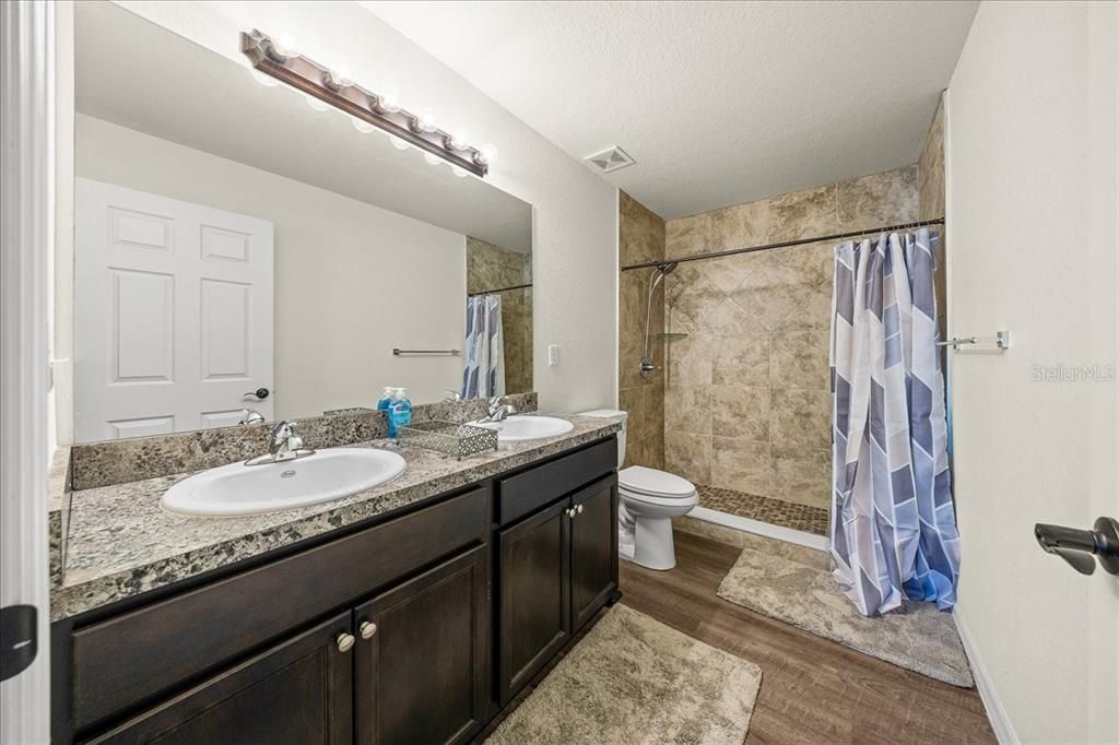 待售: $465,000 (6 贝兹, 0 浴室, 1995 平方英尺)