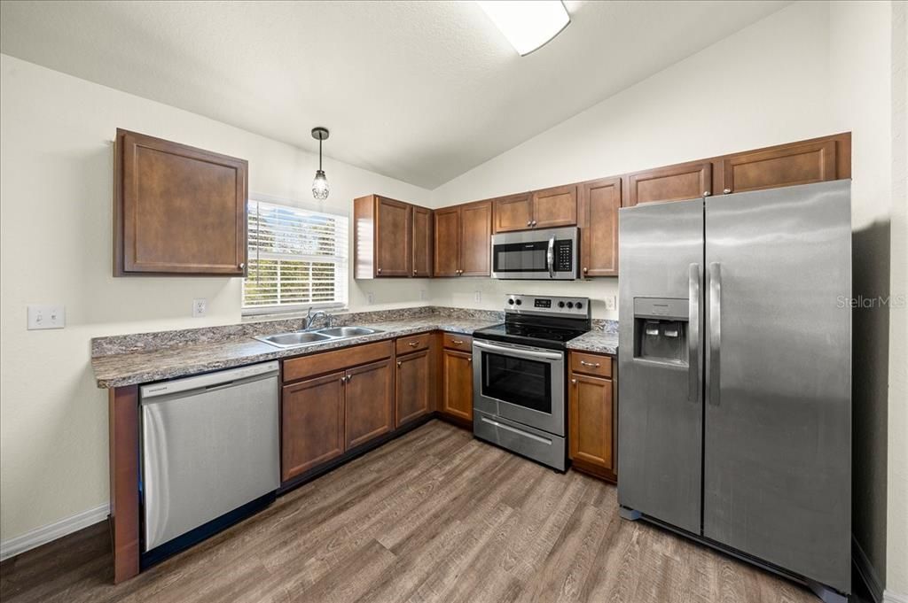 待售: $465,000 (6 贝兹, 0 浴室, 1995 平方英尺)