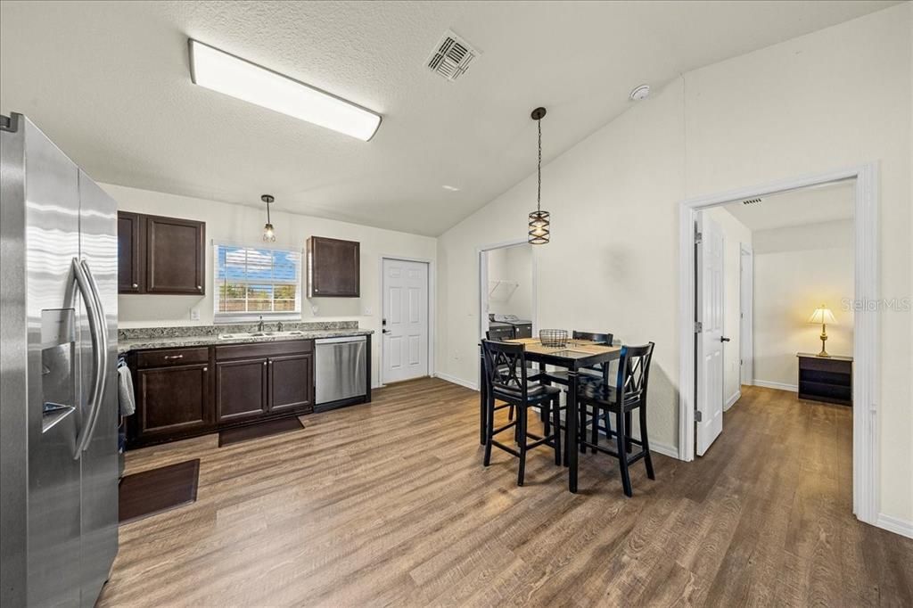 待售: $465,000 (6 贝兹, 0 浴室, 1995 平方英尺)