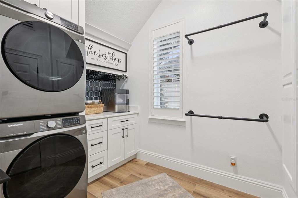 Activo con contrato: $2,149,000 (4 camas, 4 baños, 3906 Pies cuadrados)