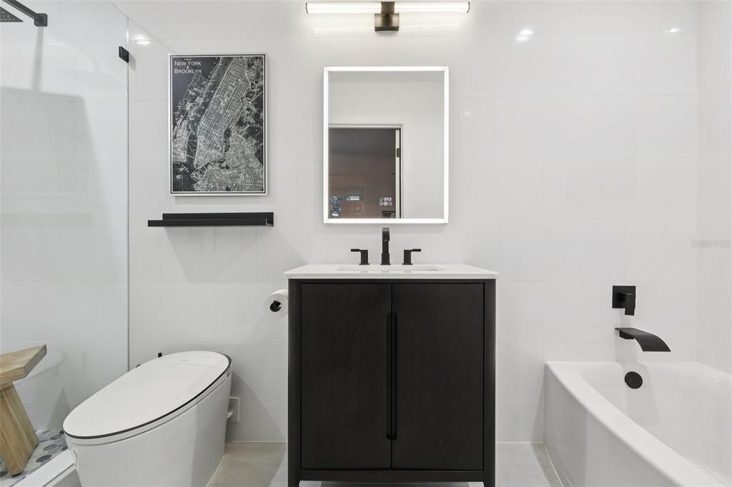 Activo con contrato: $2,149,000 (4 camas, 4 baños, 3906 Pies cuadrados)