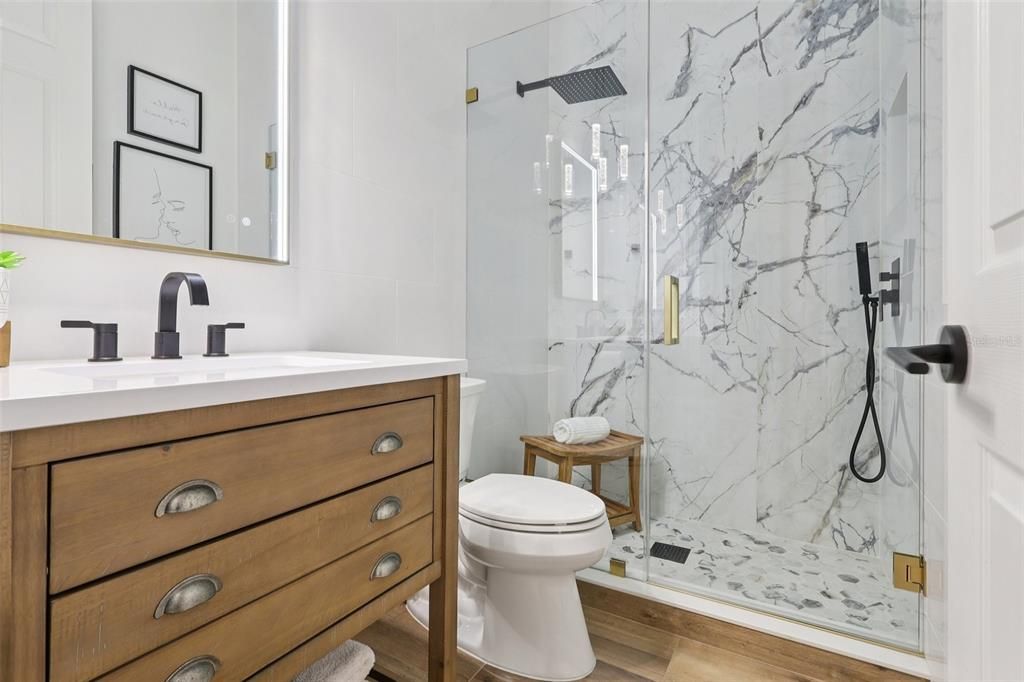 Activo con contrato: $2,149,000 (4 camas, 4 baños, 3906 Pies cuadrados)