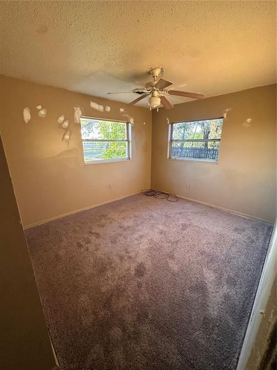 Active With Contract: $135,000 (3 beds, 1 baths, 924 Square Feet)