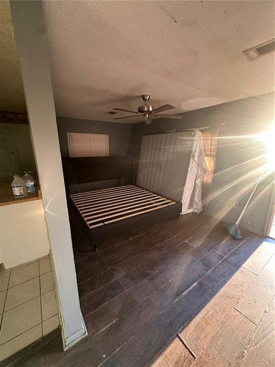 Active With Contract: $135,000 (3 beds, 1 baths, 924 Square Feet)
