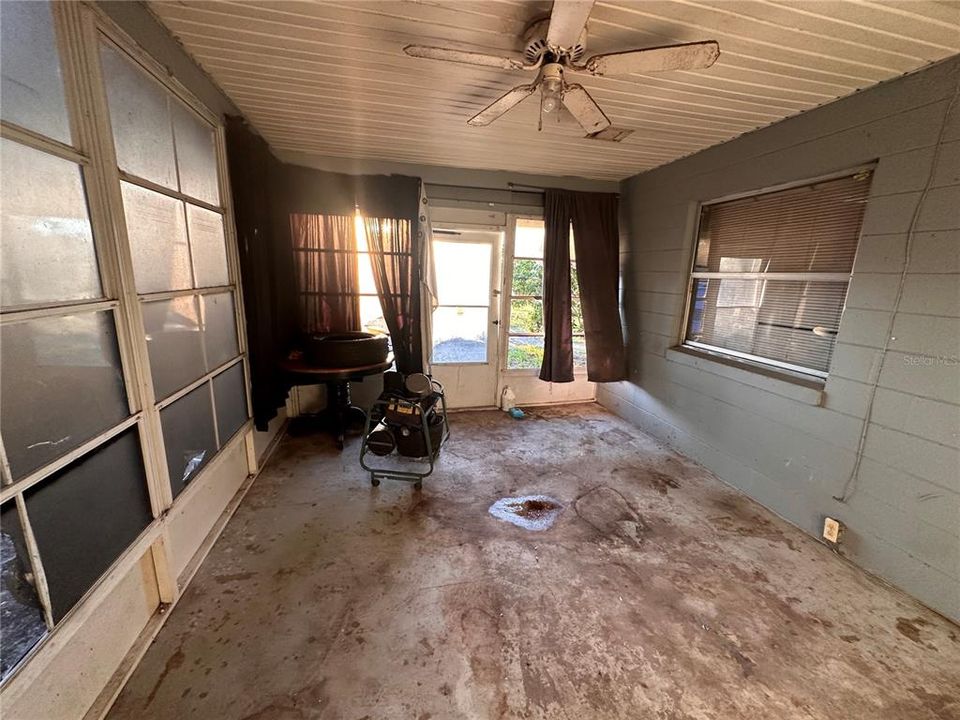 Active With Contract: $135,000 (3 beds, 1 baths, 924 Square Feet)