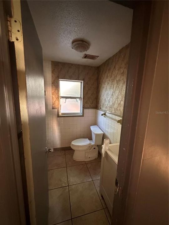 Active With Contract: $135,000 (3 beds, 1 baths, 924 Square Feet)