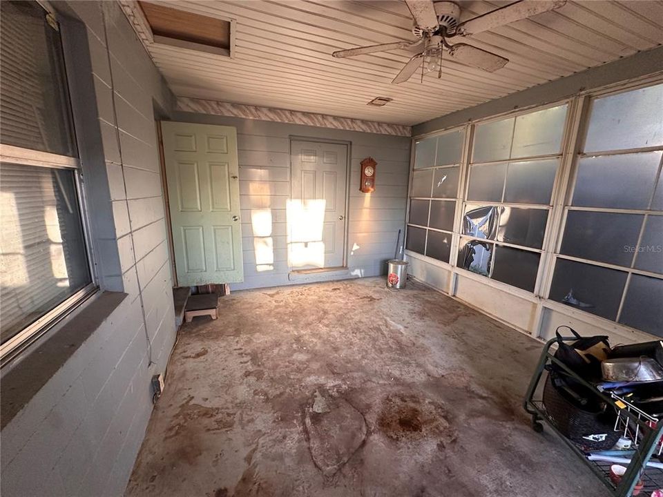 Active With Contract: $135,000 (3 beds, 1 baths, 924 Square Feet)