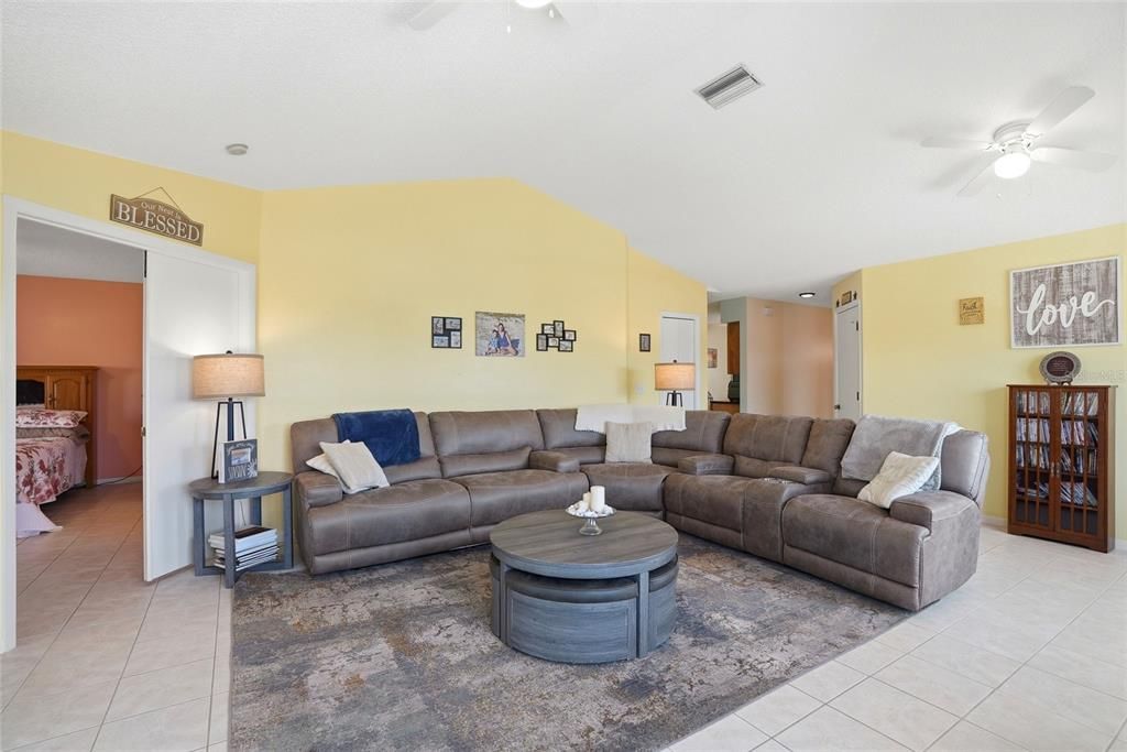 For Sale: $265,000 (3 beds, 2 baths, 1416 Square Feet)