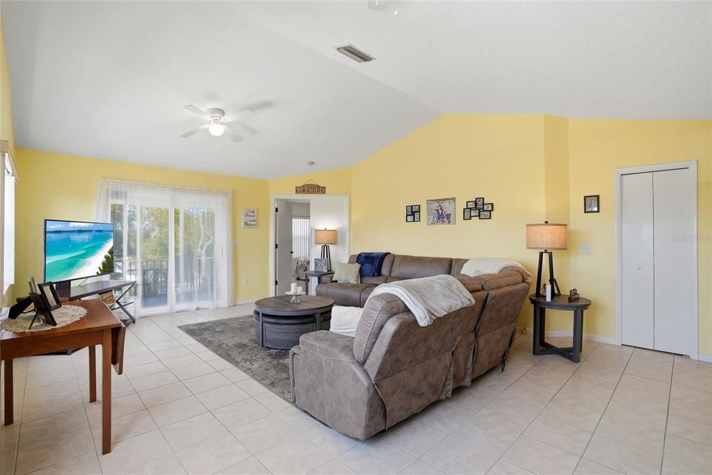 For Sale: $265,000 (3 beds, 2 baths, 1416 Square Feet)