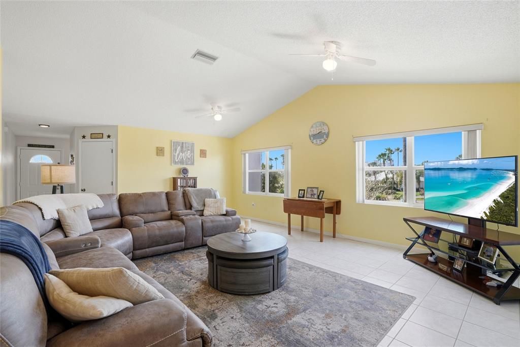 For Sale: $265,000 (3 beds, 2 baths, 1416 Square Feet)