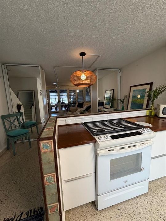 На продажу: $425,000 (2 спален, 2 ванн, 1100 Квадратных фут)