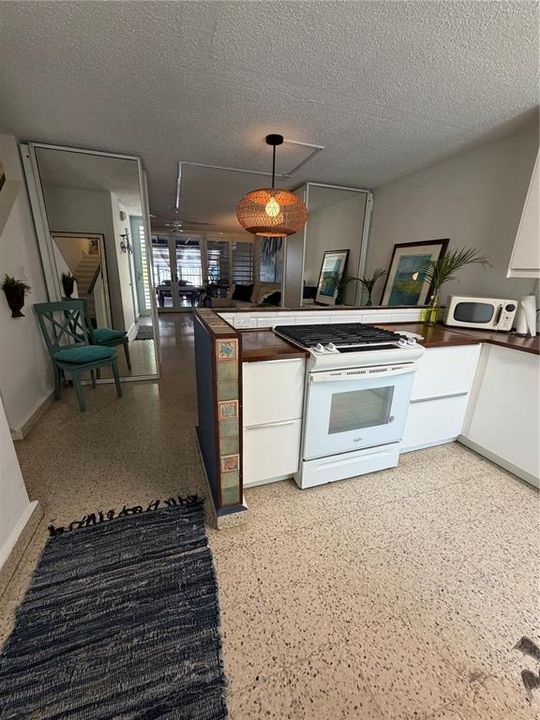 На продажу: $425,000 (2 спален, 2 ванн, 1100 Квадратных фут)