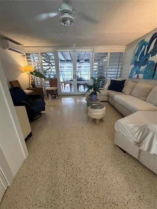 На продажу: $425,000 (2 спален, 2 ванн, 1100 Квадратных фут)