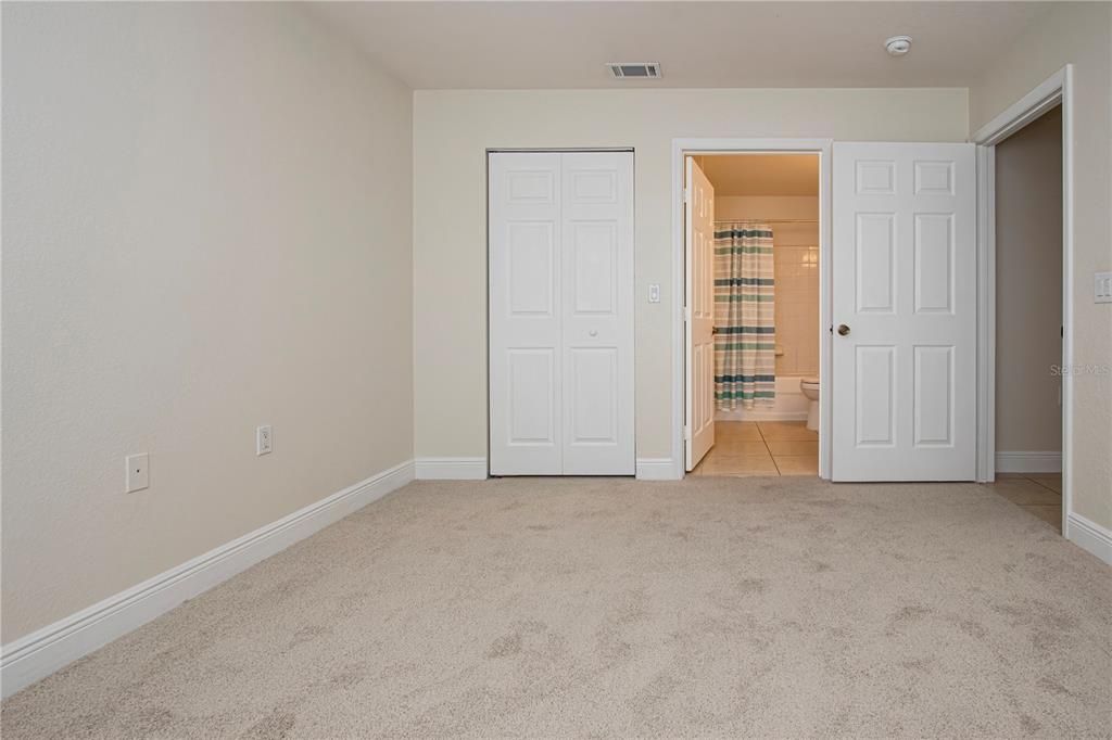 Active With Contract: $199,999 (2 beds, 2 baths, 996 Square Feet)
