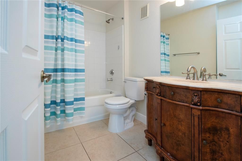 Active With Contract: $199,999 (2 beds, 2 baths, 996 Square Feet)