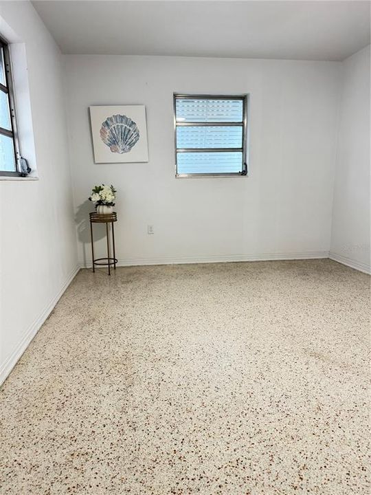 合同活跃: $350,000 (2 贝兹, 2 浴室, 1075 平方英尺)