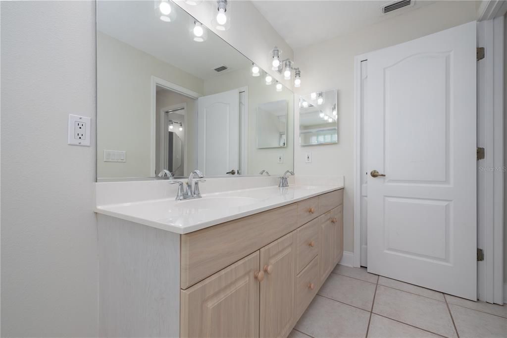 На продажу: $779,000 (3 спален, 2 ванн, 1996 Квадратных фут)