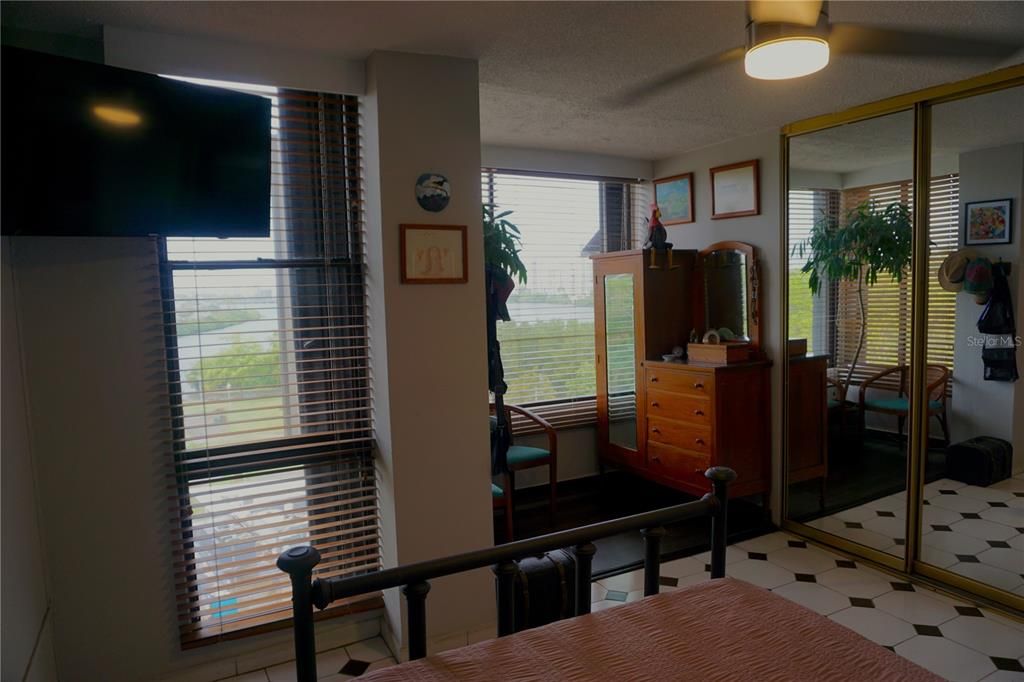 На продажу: $499,000 (2 спален, 1 ванн, 817 Квадратных фут)