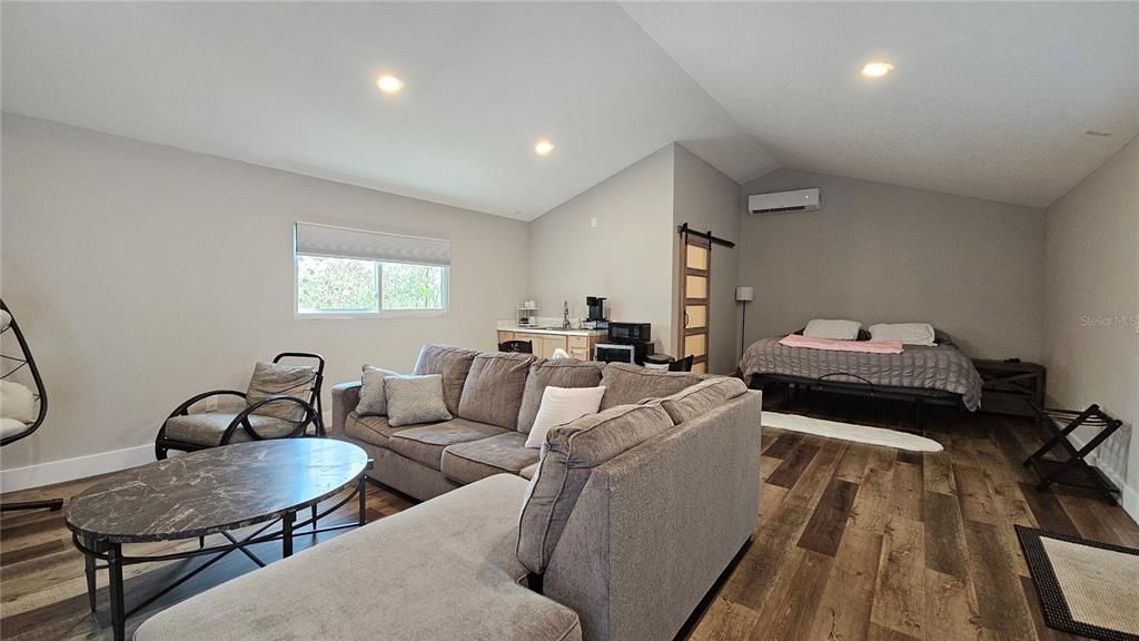 Activo con contrato: $1,299,900 (4 camas, 4 baños, 2130 Pies cuadrados)