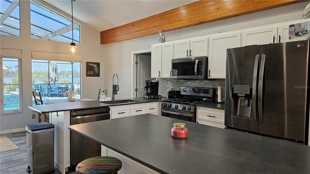 Activo con contrato: $1,299,900 (4 camas, 4 baños, 2130 Pies cuadrados)