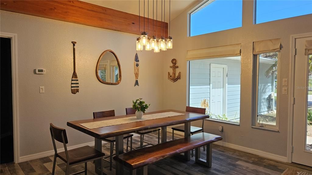 Activo con contrato: $1,299,900 (4 camas, 4 baños, 2130 Pies cuadrados)