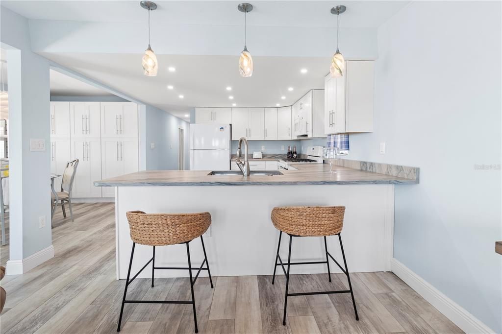 На продажу: $349,900 (2 спален, 2 ванн, 636 Квадратных фут)