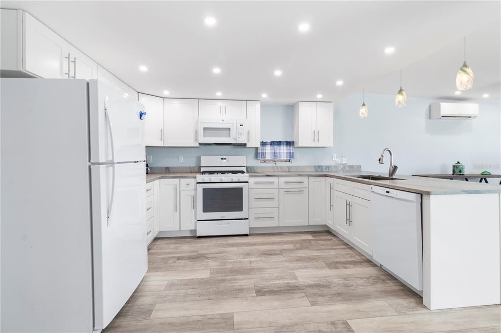 На продажу: $349,900 (2 спален, 2 ванн, 636 Квадратных фут)