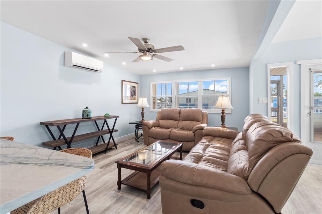 На продажу: $349,900 (2 спален, 2 ванн, 636 Квадратных фут)