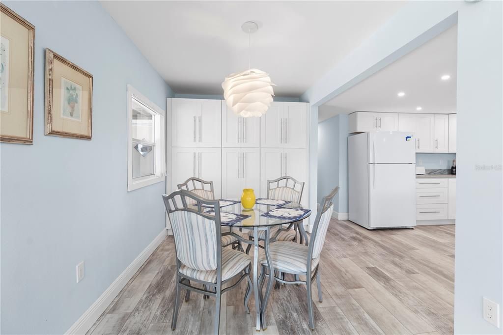 На продажу: $349,900 (2 спален, 2 ванн, 636 Квадратных фут)