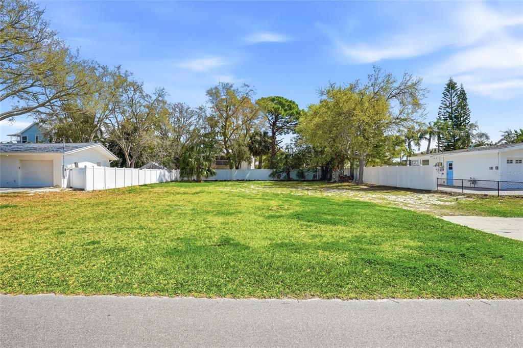 На продажу: $400,000 (0.22 acres)