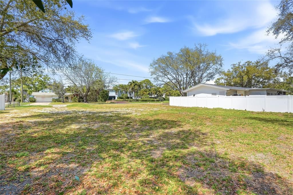 На продажу: $400,000 (0.22 acres)