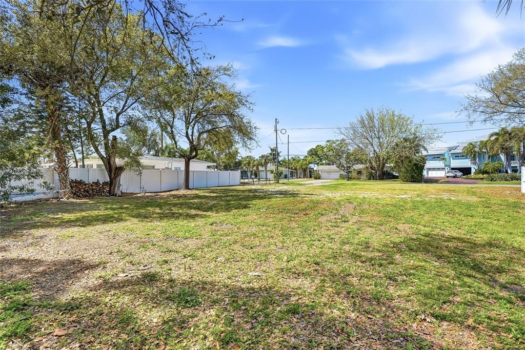 На продажу: $400,000 (0.22 acres)