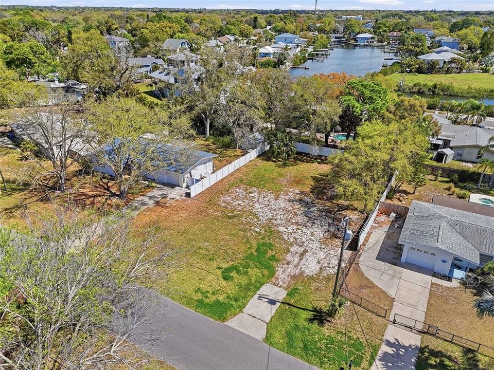 На продажу: $400,000 (0.22 acres)