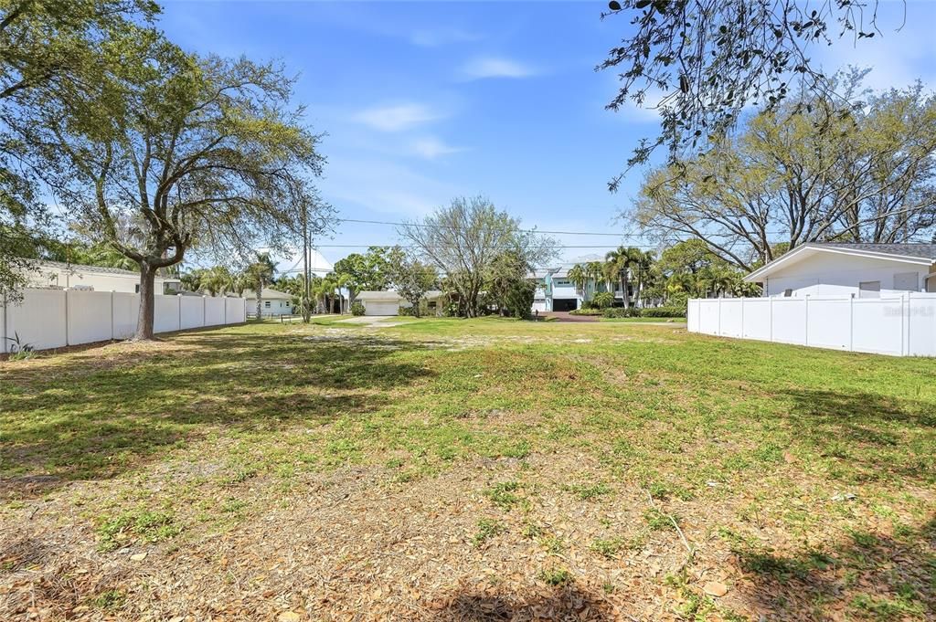 На продажу: $400,000 (0.22 acres)