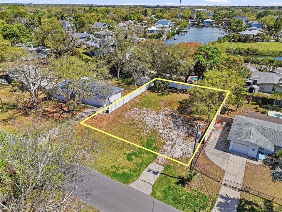 На продажу: $400,000 (0.22 acres)