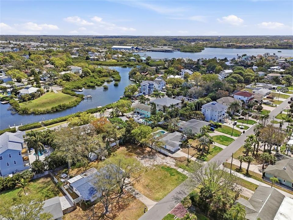 На продажу: $400,000 (0.22 acres)