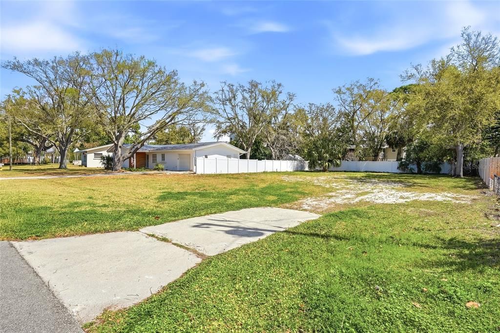 На продажу: $400,000 (0.22 acres)