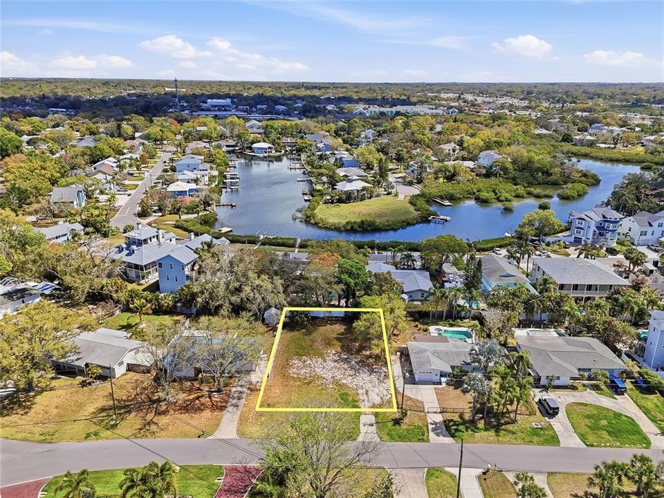 На продажу: $400,000 (0.22 acres)