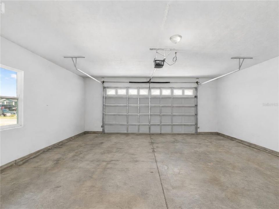 Activo con contrato: $380,000 (4 camas, 2 baños, 2006 Pies cuadrados)