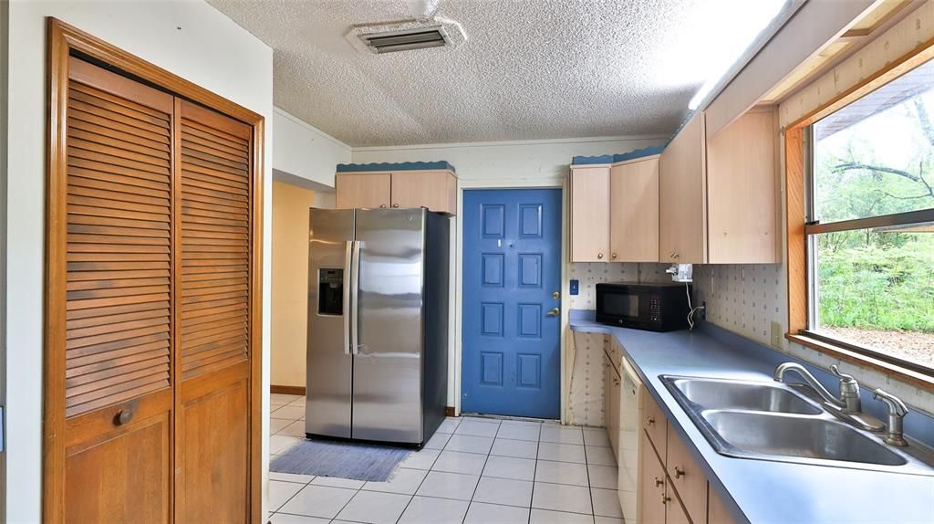 Active With Contract: $299,000 (2 beds, 2 baths, 1343 Square Feet)
