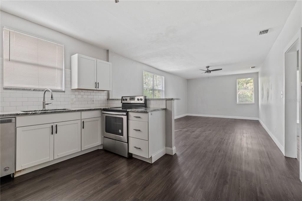 Active With Contract: $1,549 (2 beds, 1 baths, 915 Square Feet)