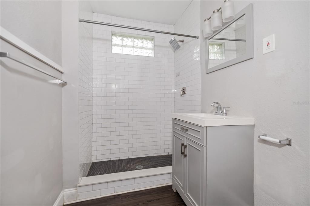 Active With Contract: $1,549 (2 beds, 1 baths, 915 Square Feet)