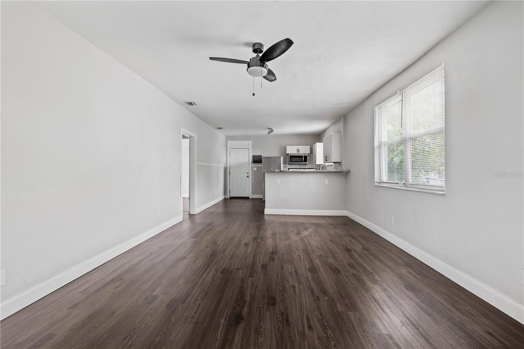Active With Contract: $1,549 (2 beds, 1 baths, 915 Square Feet)
