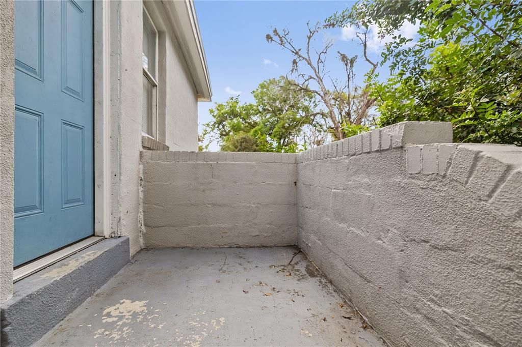 Active With Contract: $1,549 (2 beds, 1 baths, 915 Square Feet)