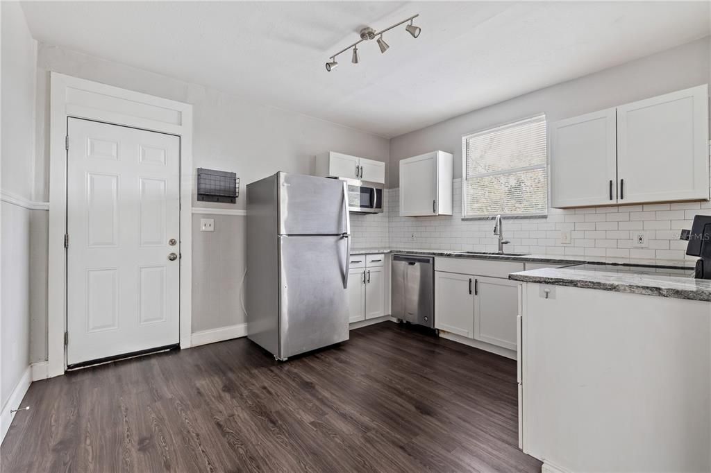 Active With Contract: $1,549 (2 beds, 1 baths, 915 Square Feet)